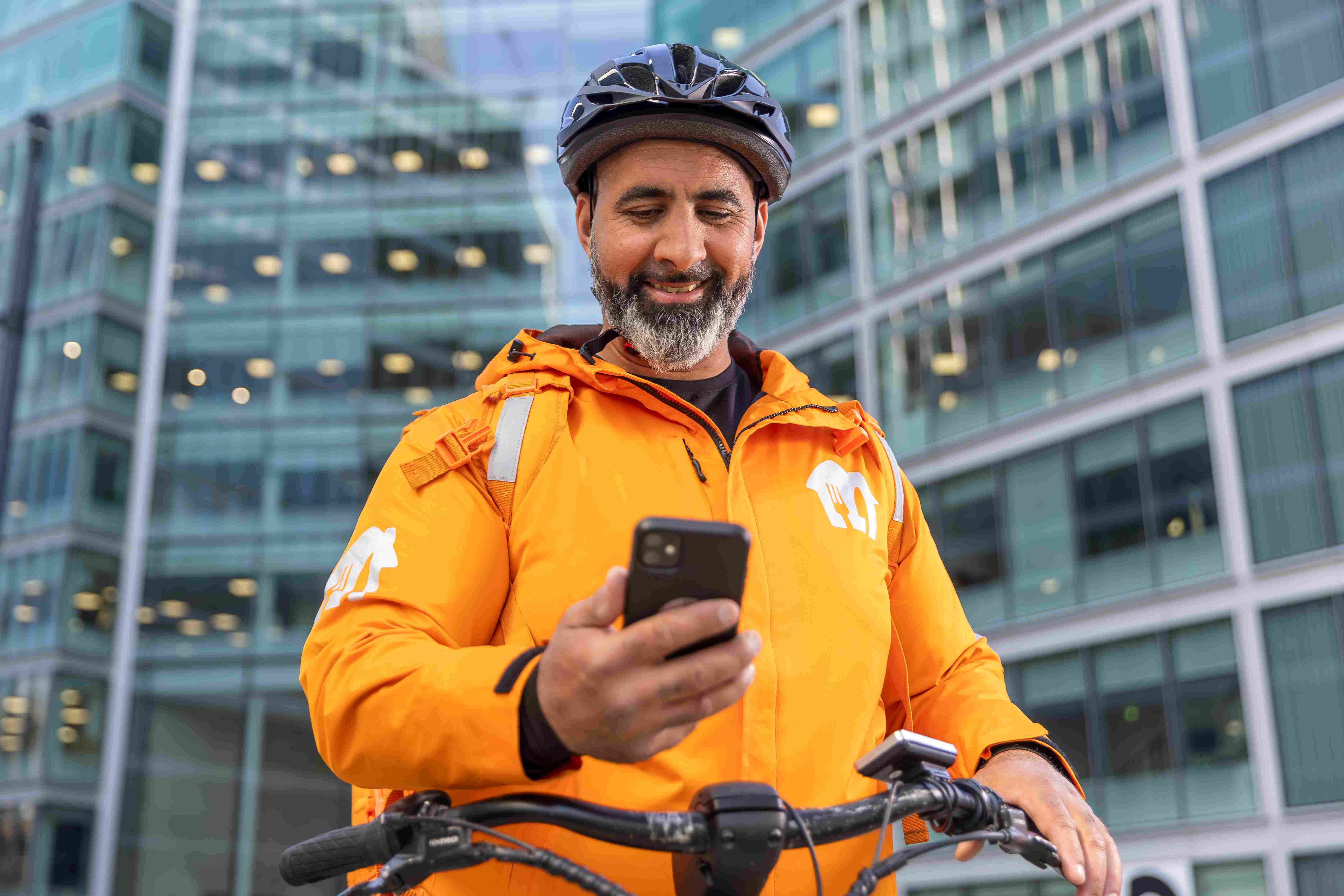 thuisbezorgd bezorger aan het werk in amsterdam