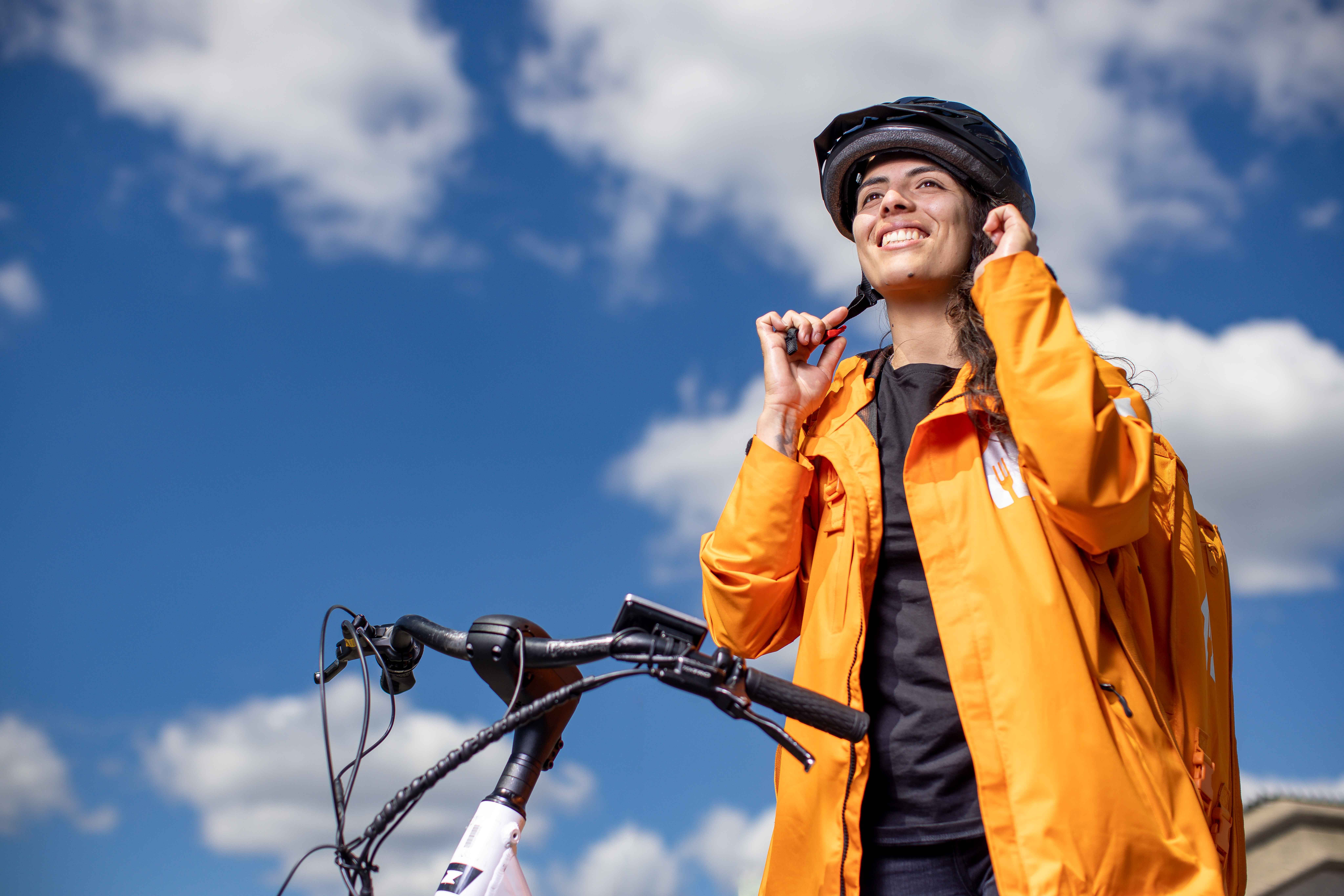 meisje werkt voor thuisbezorgd