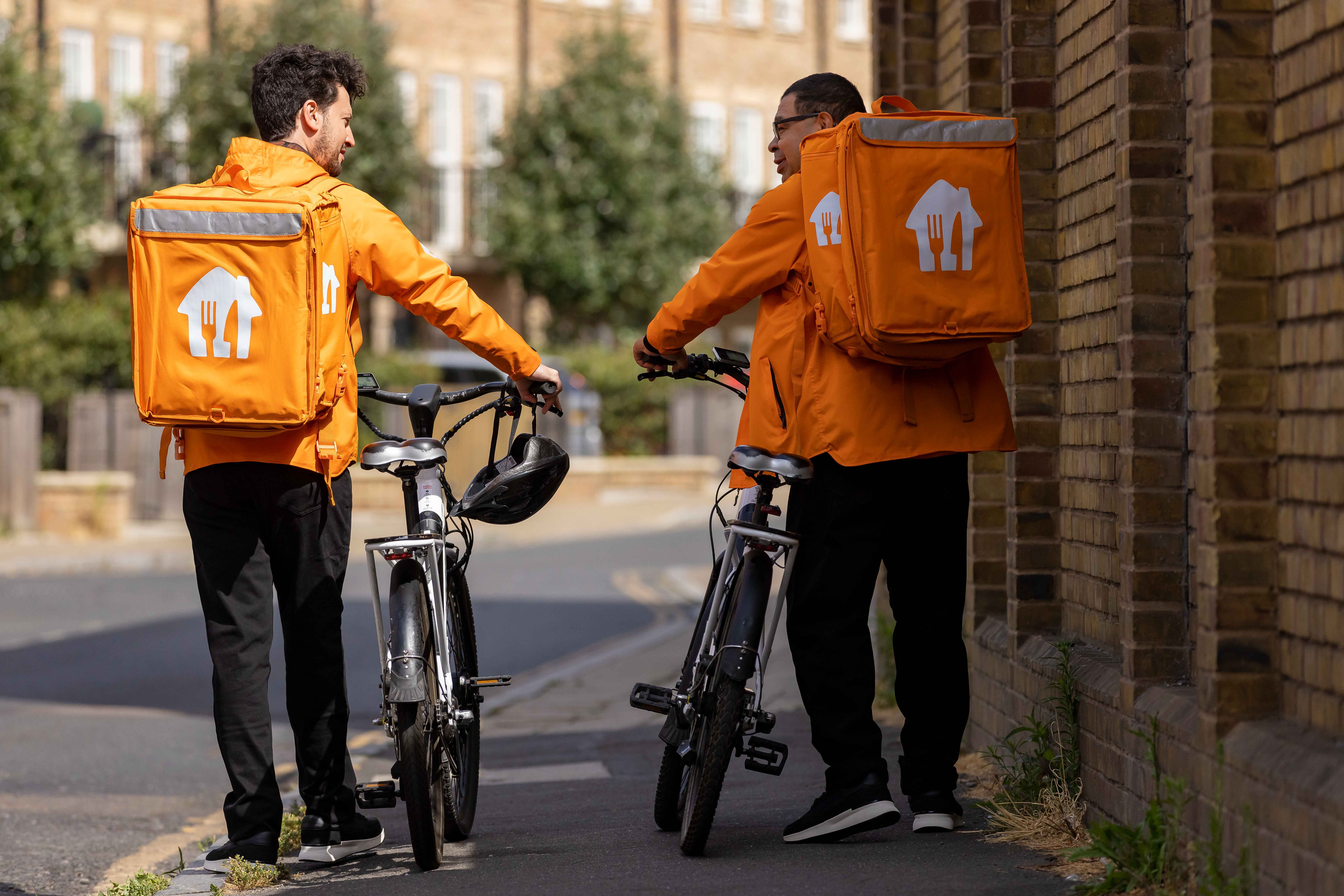twee mannen aan het werk voor thuisbezorgd